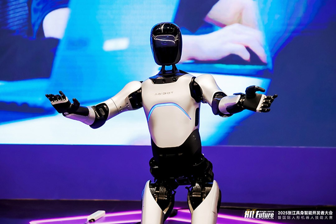 BB贝博艾弗森远征A2成全球首个同时拥有中美欧认证的人形机器人